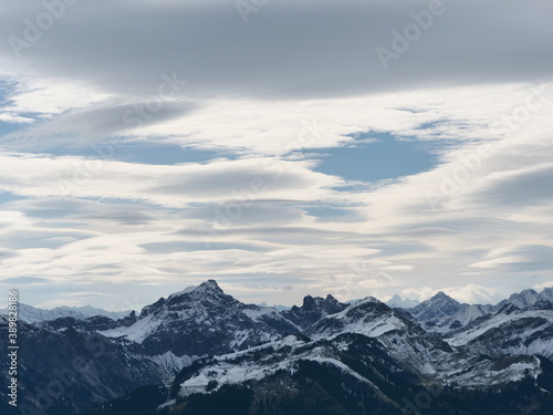 Panorama-Blick über die schneebedeckten Alpen in Tirol in Österreich bei guter Fernsicht und leicht bewölktem Himmel © Jürgen Brand