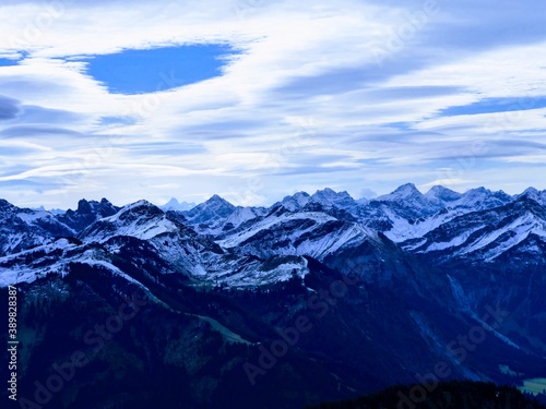 Wallpaper Mural Panorama-Blick über die schneebedeckten Alpen in Tirol in Österreich bei guter Fernsicht und leicht bewölktem Himmel Torontodigital.ca