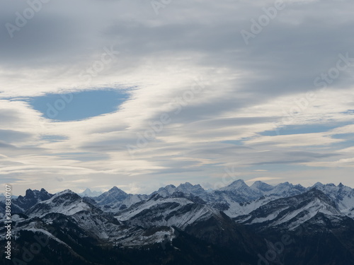 Fototapeta Naklejka Na Ścianę i Meble -  Panorama-Blick über die schneebedeckten Alpen in Tirol in Österreich bei guter Fernsicht und leicht bewölktem Himmel