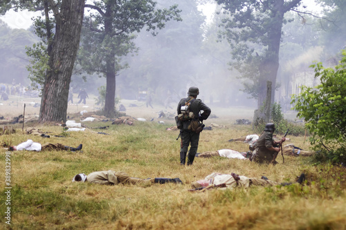 Obraz na plátně Nazi soldiers are killing soviet solders
