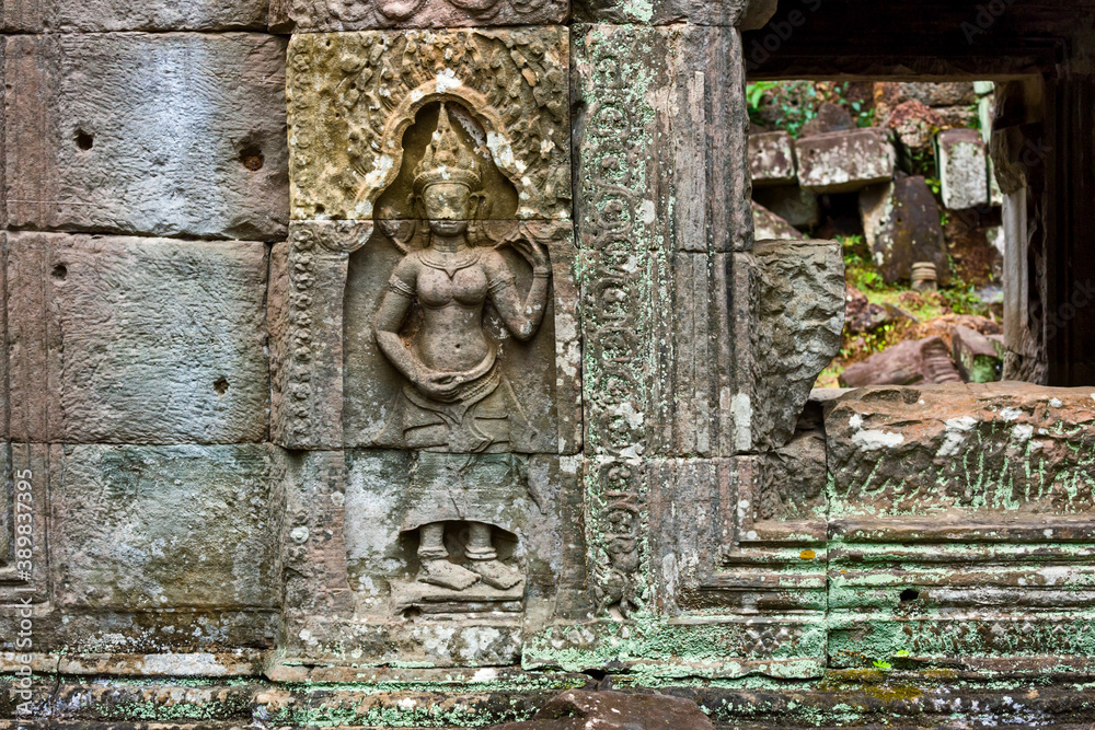 Obraz premium statue of a Devata deities with an enigmatic smile in Preah Khan temple, in Angkor Thom in Siem Reap Cambodia