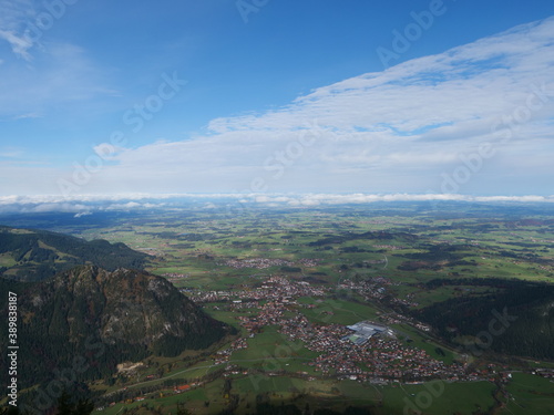 Panoramablick über die Stadt Pfronten im Allgäu in Bayern gesehen vom Breitenberg aus
