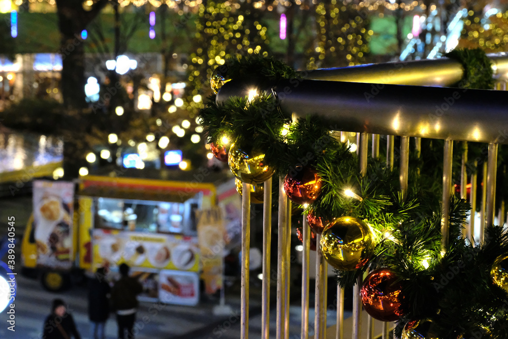 東京のクリスマスツリーの飾りとイルミネーションの夜景