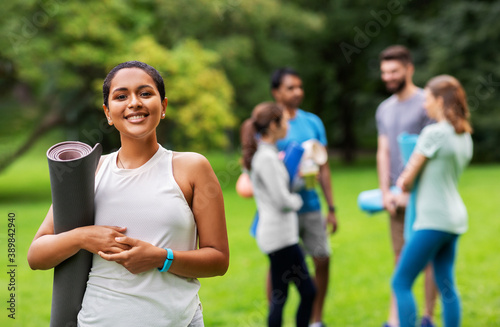 Fotografie fitness, sport and healthy lifestyle concept - happy smiling young african ameri