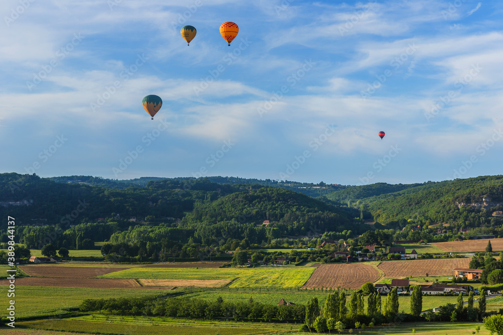 Naklejka premium balloons flying over Dordogne