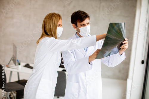 Team of doctors with protec...