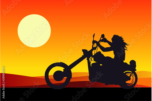 motociclista al tramonto