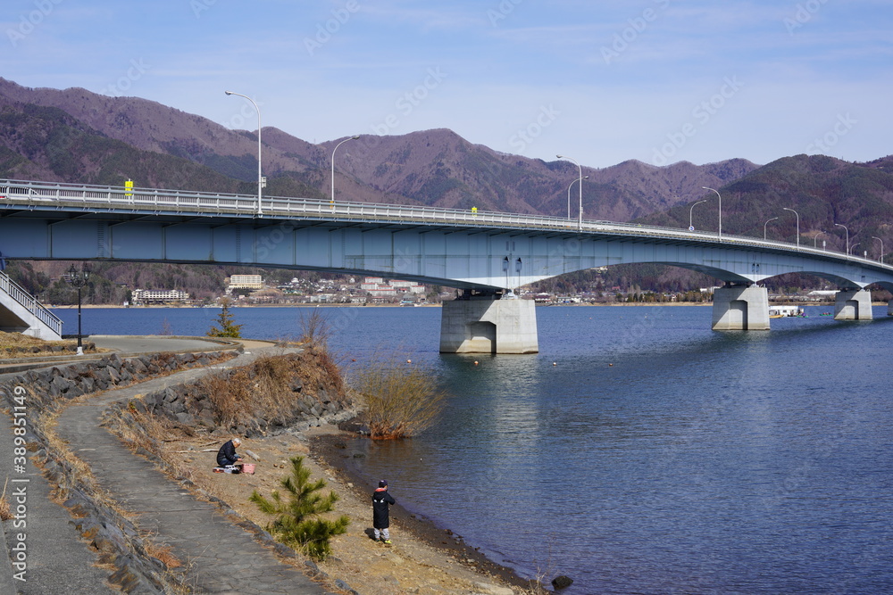 河口湖に架かる橋