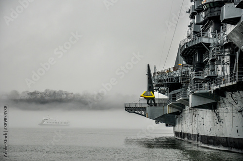 Fotografi USS Intrepid (CV/CVA/CVS-11), also known as The Fighting I, is one of 24 Essex-class aircraft carriers built during World War II for the United States Navy