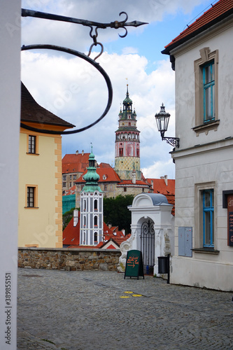 Malerische mittelalterlicher Turm Krumau am Ufer der Moldau, Tschechische Republik. Hoher Aussichtsturm, antike klassische Architektur Mitteleuropas. photo