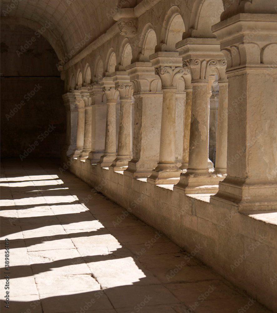 Cloître roman de l'abbaye de Sénanque, France Cloître roman de l'abbaye de Sénanque, France