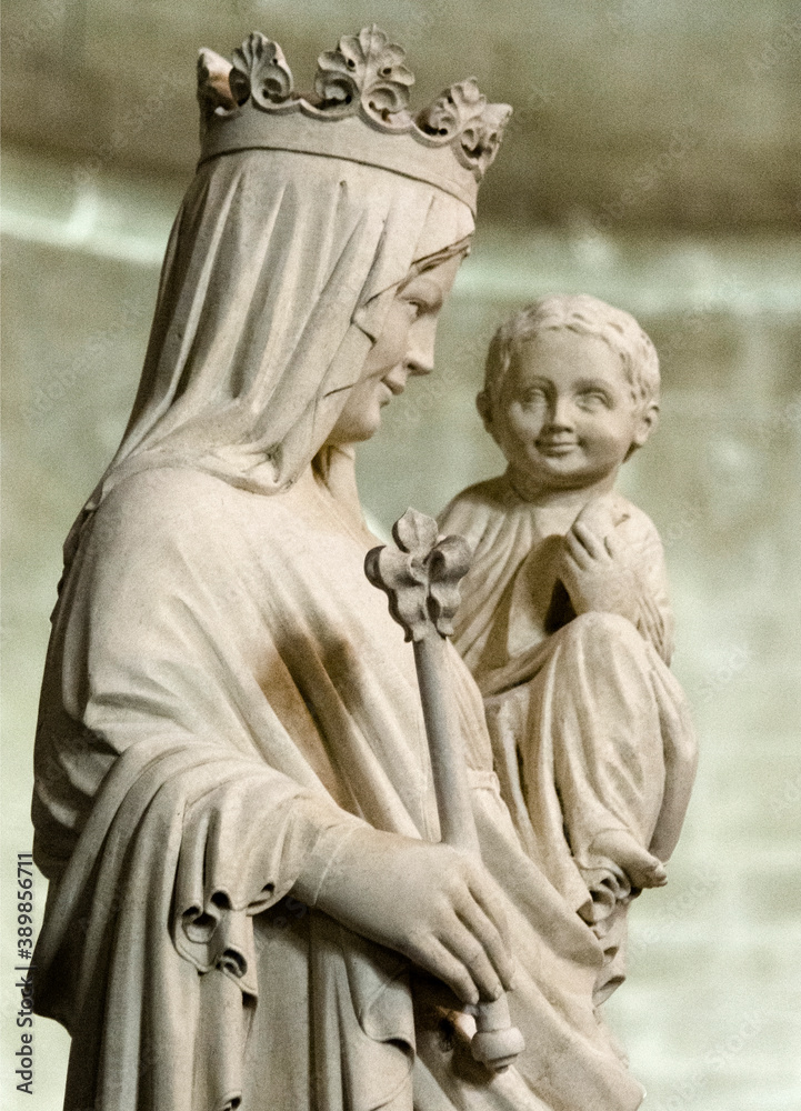 Vierge à l'Enfant dans l'abbaye de Sénanque à Gordes, France