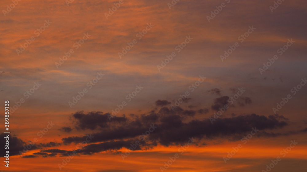 Ciel rouge nacré sous des Cirrus de haute altitude, alors que le soleil se couche