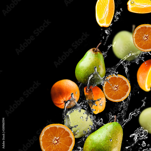 Fototapeta Naklejka Na Ścianę i Meble -  Orange and apples  fruits and Splashing water