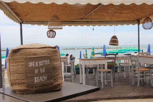 ristorantr sul mare con arredo naturale, paglia e lagno photo