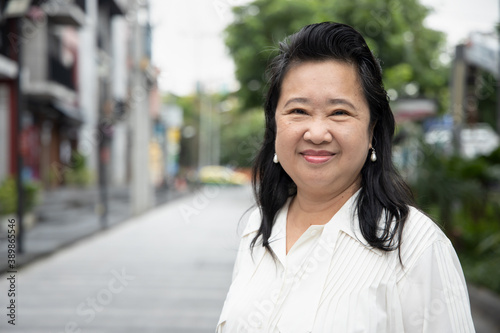 Canvas Print happy friendly asian old senior woman smiling at you