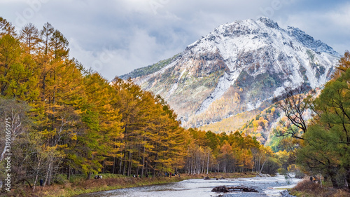 冠雪した焼岳と紅葉の上高地　秋の絶景