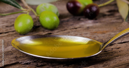 Olio extravergine di oliva nel cucchiaio photo