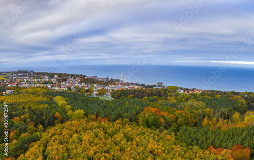 Luftbildaufnahme und Panorama herbstliches K  hlungsborn an der Ostsee