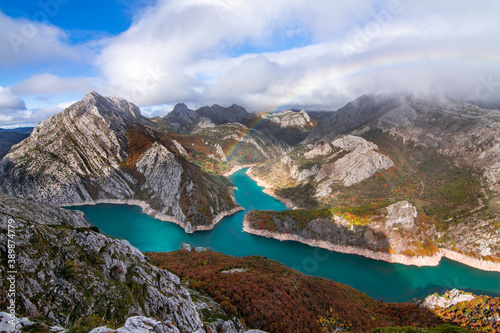 Fiordos leoneses con el arco iris en españa, vista desde el pico Gilbo.