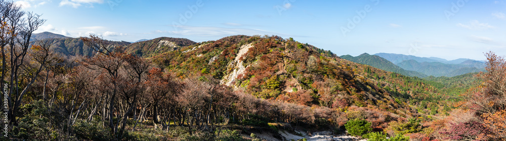鈴鹿三池岳の山頂から紅葉に色づく八風峠方面を眺めて