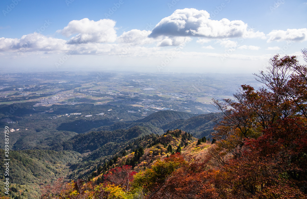 Naklejka premium 紅葉に色づく鈴鹿山脈、釈迦ヶ岳から竜ヶ岳の尾根道を歩いて