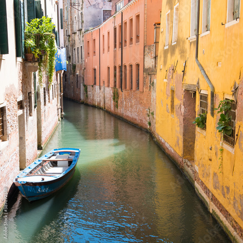 I colori di Venezia. scorcio di un canale, con muri colorati e piccola barca blu