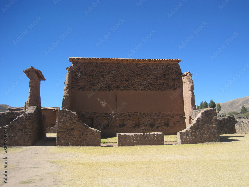 Φωτογραφία Hiking the Inca Trail through the beautiful green lush mountains to Huayna and M