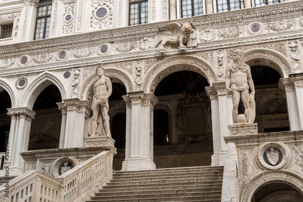 Obraz premium Scala dei giganti (the Giants' Staircase) in Palazzo Ducale (Doge's Palace) in Venice, Italy