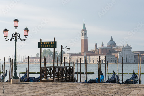 veduta di Venezia deserta, davanti a Piazza San Marco, punto di imbarco per le gondole vuoto.
