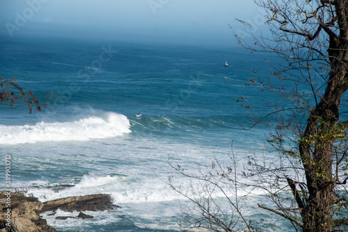 Olas grandes en la costa vasca, Hondarribia, guipuzkoa españa surf en olas gigantes.