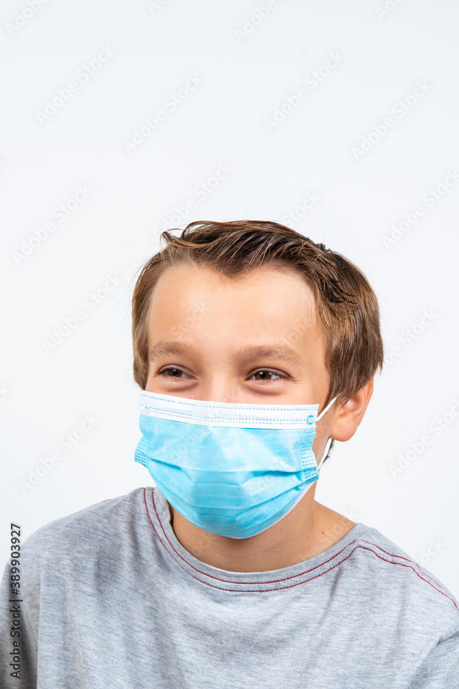 jeune garçon portant un masque de protection covid 19 jeune garçon portant un masque de protection covid 19