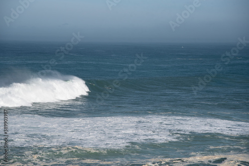 Olas grandes en la costa vasca, Hondarribia, guipuzkoa españa surf en olas gigantes.