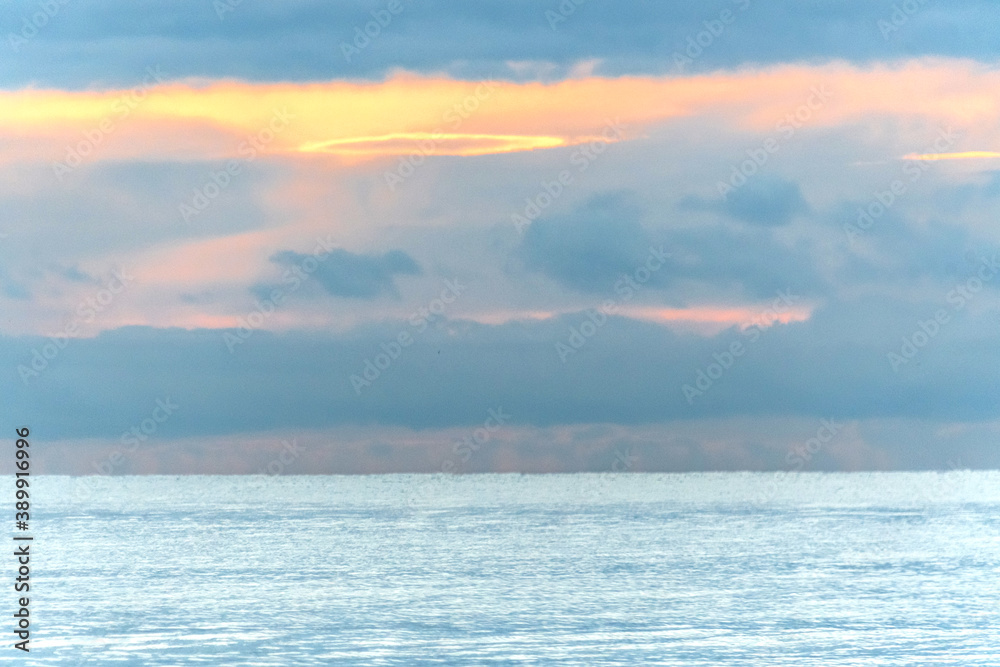 Fototapeta premium Lever de soleil sur la mer