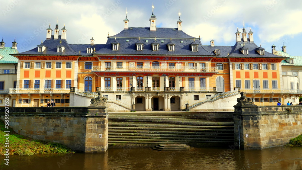 Frontansicht des schönen Pillnitzer Schlosses in Sachsen an der Elbe im Sonnenschein