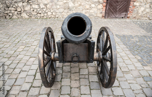 Foto Old cannon. Antique iron cannon on wheels.