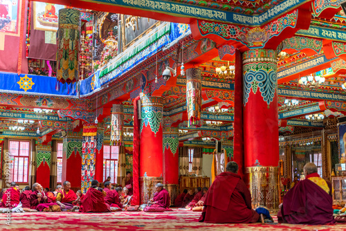 Tableau sur toile The view inside the old ancient buddhist monastery in Larung Gar on Tibet