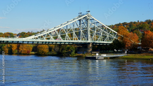 Stahlbrücke "Blaues Wunder" spannt sich bei Dresden über die Elbe an sonnigem Herbsttag