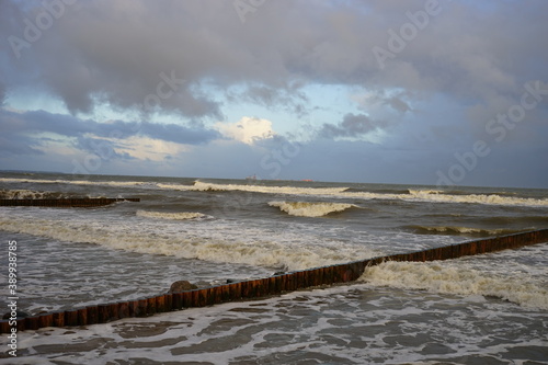 Fototapeta Naklejka Na Ścianę i Meble -  shore of the baltic coast on a cloudy autumn day