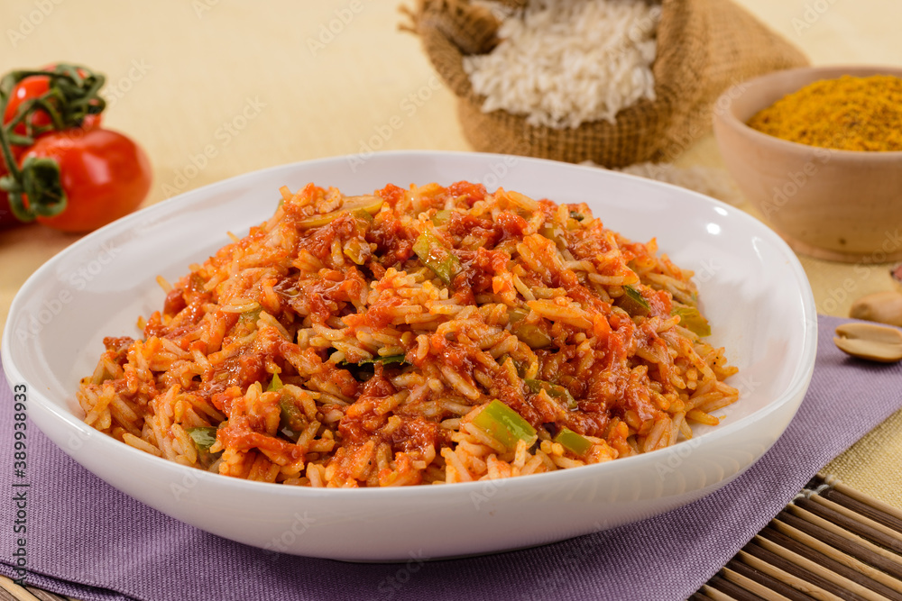 Risotto vegetariano con ingredienti, fuoco selettivo Risotto vegetariano con ingredienti, fuoco selettivo