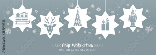 Weihnachtsgruss - frohe Weihnachten mit weißen Sternen  auf silbernem Hintergrund und weihnachtlicher Dekoration - deutsch.