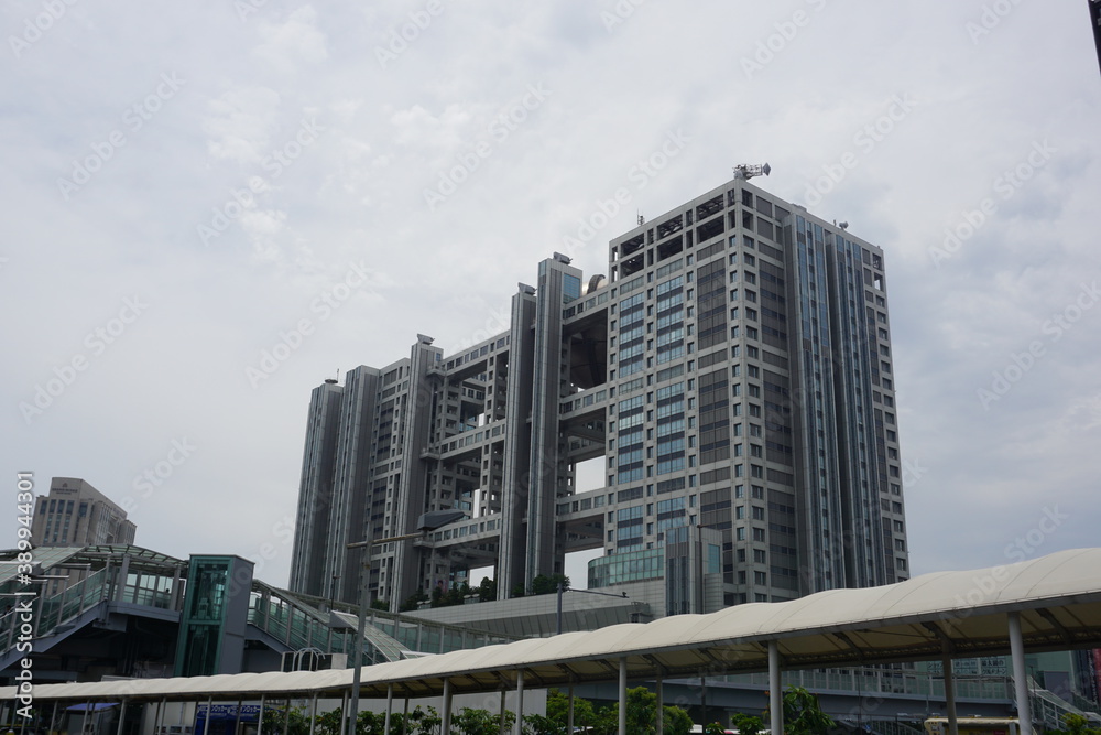 An large office building with cloudy sky. 