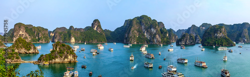 Halong-Bucht mit hohen Felsen in Vietnam. Dschunken und Fischerboote im Golf von Tonkin, ein Panorama.
