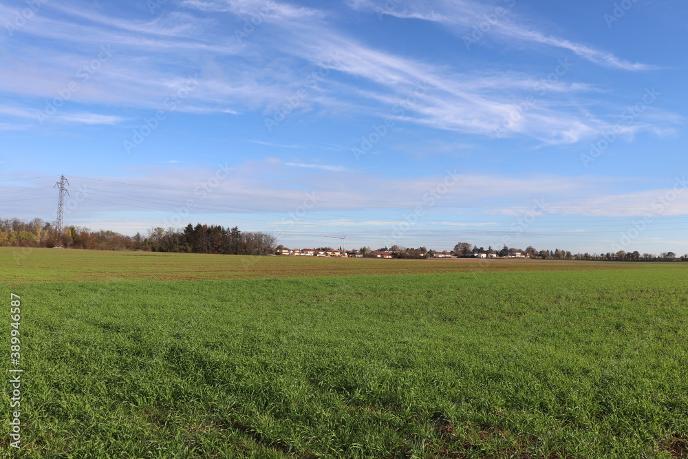 Les grandes terres, grande zone verte publique au milieu des champs, dans une zone agricole, ville de Corbas, département du Rhône, France
