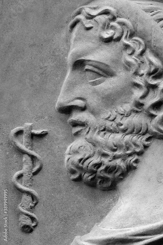 Asclepius god of treatment, son of Apollo and Koronidy. Art therapy Aesculapius centaur Chiron learned from, he also learned to resurrect the dead.