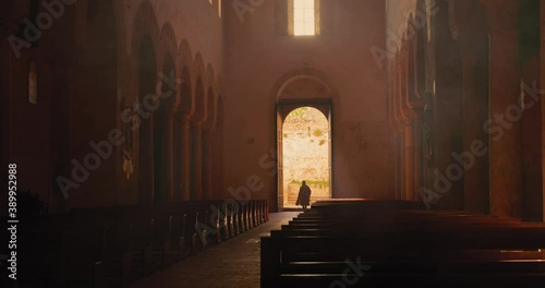 Persona entra in chiesa con vestito medievale photo