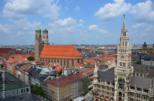Vista aerea del centro historico de Munich con el ayuntamiento nuevo y la catedral  Baviera  Alemania