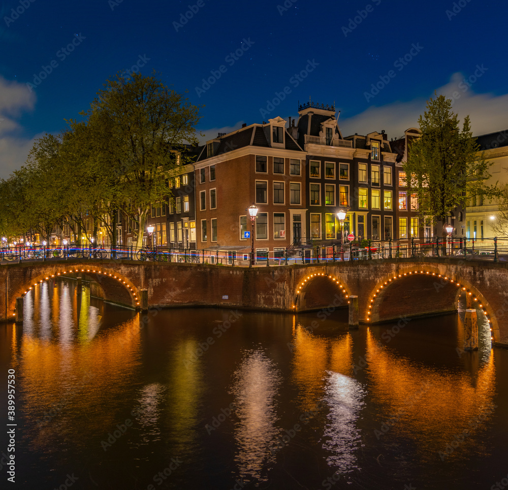 Canales de Amsterdam al anochecer