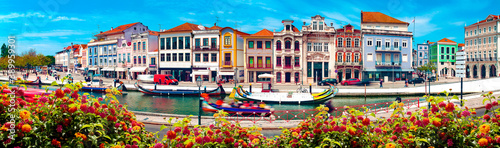 Tableau sur toile Traditional boats on the canal in Aveiro, Portugal