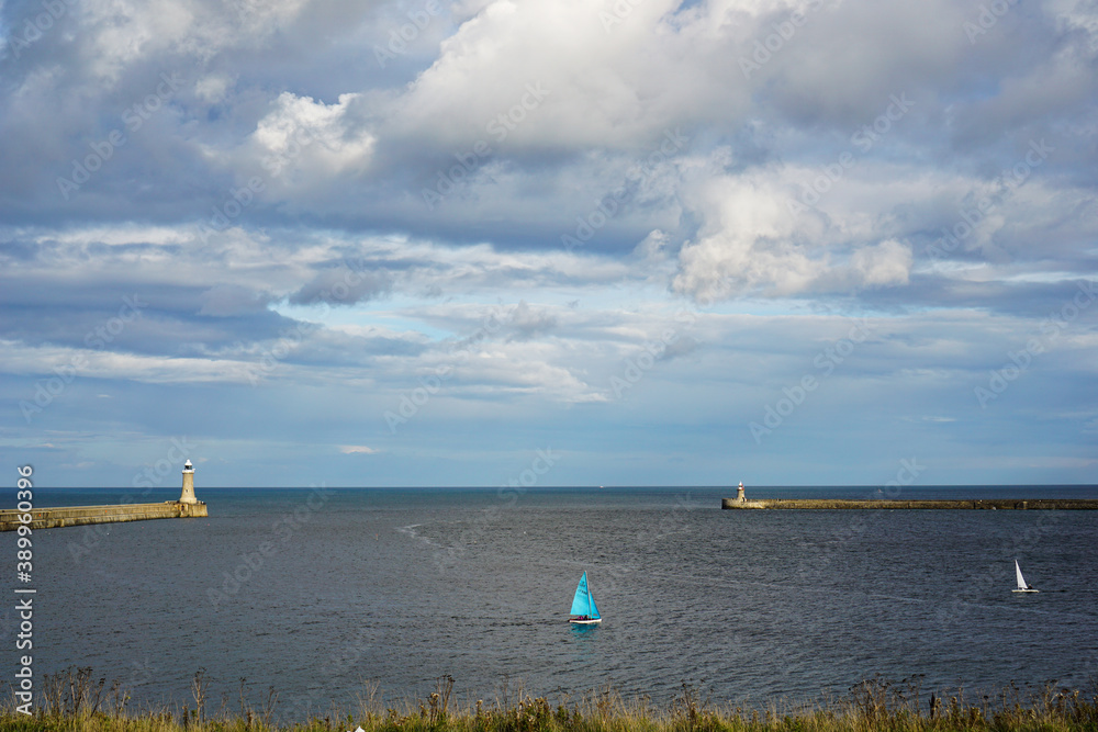 Φωτογραφία Sail boats in the mouth of the Tyne - Tynemouth on a summer day